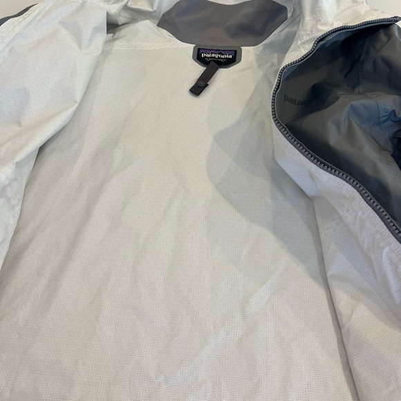 Patagonia Ladies Rain Jacket - Picture 3 of 3